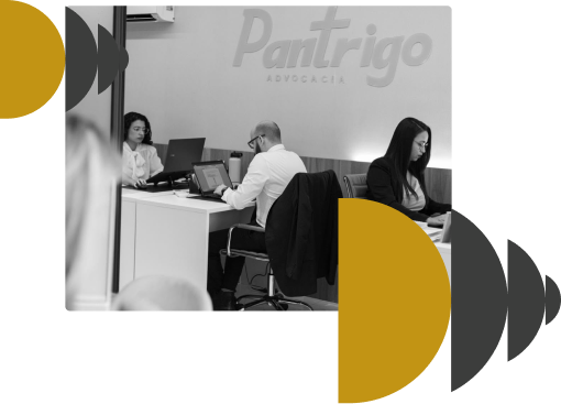 Equipe da Pantrigo Advocacia trabalhando no escritório